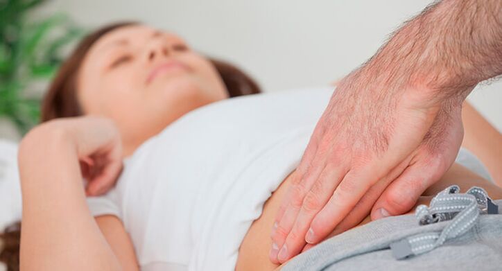 Untersuchung eines Patienten mit Hüftarthritis