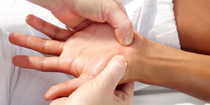 Massage bei Fingergelenkschmerzen